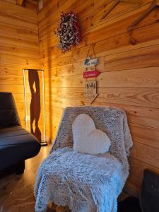 Posezení v ubytování Le Chalet Cocon et Jacuzzi