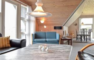 ein Wohnzimmer mit Tisch und Stühlen in der Unterkunft Holiday Home Nordsø Ferievej Ii in Nørre Lyngvig