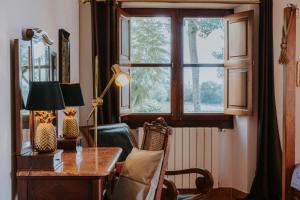 un bureau avec un bureau et une fenêtre dans l'établissement Suite Mestral im Es Llobets, à Llucmajor