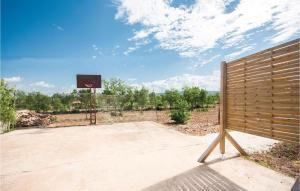 Vonkajšia záhrada v ubytovaní Two-Bedroom Holiday Home In Radonic