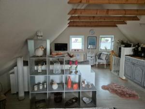 un soggiorno con mensola e vasi sopra di Ferienwohnung Möwennest a Wangerland