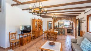 Telewizja i/lub zestaw kina domowego w obiekcie Casa Torre del Manzano Torrox by Ruralidays