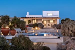 Bazén v ubytovaní Villa Mykonian Ode with Stunning Sunrise & Sunset Views alebo v jeho blízkosti