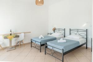 Postel nebo postele na pokoji v ubytování Aegean Blue Santorini Perivolos 1