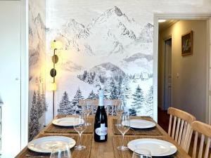 a table with glasses and a bottle of wine at Appartement 6 8 personnes, balcon vue montagne, ski aux pieds in Val Thorens +47 photos