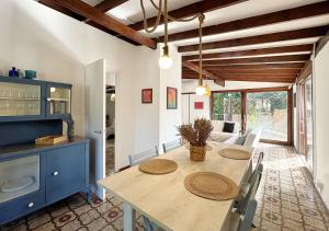 jadalnia ze stołem i niebieską szafką w obiekcie Solemar Sicilia - Seaside House Capo Zafferano w mieście Santa Flavia