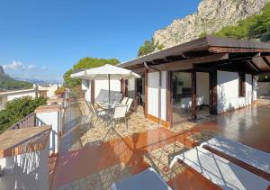 balkon domu ze stołem i parasolem w obiekcie Solemar Sicilia - Seaside House Capo Zafferano w mieście Santa Flavia