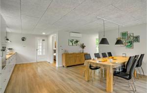 Un lugar para sentarse en 3 Bedroom Amazing Home In Hurup Thy