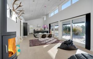 ein Wohnzimmer mit Kamin und Tisch in der Unterkunft Holiday Home Hemmet With Fireplace 03 in Hemmet