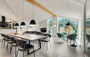 Η κουζίνα ή μικρή κουζίνα στο Amazing Home In Blokhus With Sauna