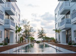 una piscina en medio de dos edificios en Mary Beach Hotel & Resort, en Sihanoukville