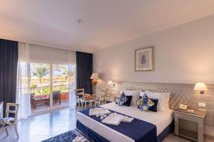 Postel nebo postele na pokoji v ubytování Malikia Resort Abu Dabbab + 37 fotografií