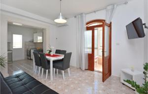 Posezení v ubytování Cozy Apartment In Split With Kitchen