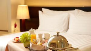 دريمز فاكيشن ريزورت شرم الشيخ في شرم الشيخ: غرفة في الفندق مع صينية طعام على سرير