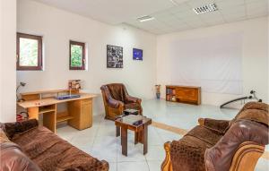Posezení v ubytování 6 Bedroom Pet Friendly Home In Zmijavci