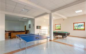 Stolní tenis v ubytování 6 Bedroom Pet Friendly Home In Zmijavci nebo okolí