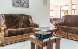 Posezení v ubytování 6 Bedroom Pet Friendly Home In Zmijavci