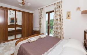 Postel nebo postele na pokoji v ubytování 6 Bedroom Pet Friendly Home In Zmijavci