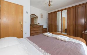 Postel nebo postele na pokoji v ubytování 6 Bedroom Pet Friendly Home In Zmijavci