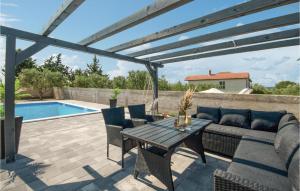 Πισίνα στο ή κοντά στο Amazing Home In Tinj With Kitchen +30 φωτογραφίες