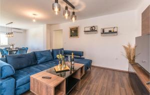 Χώρος καθιστικού στο Amazing Home In Tinj With Kitchen