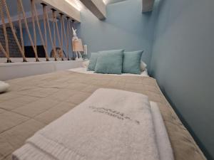 Una cama con una manta en una habitación en Apartament Mazowiecka 3, en Niechorze