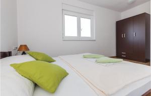 Posteľ alebo postele v izbe v ubytovaní Two-Bedroom Apartment Saldun With Sea View 08