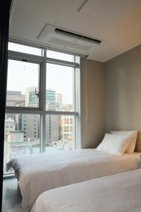 Postel nebo postele na pokoji v ubytování Rest in the City