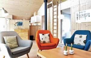 un soggiorno con due sedie e un tavolo di Søndervig Ferieby a Nørby