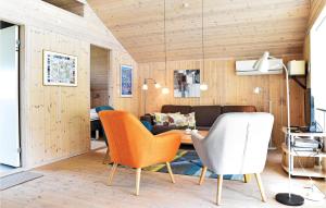 un soggiorno con un divano, un tavolo e delle sedie di Søndervig Ferieby a Nørby