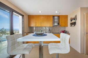 Köök või kööginurk majutusasutuses 2218-Duplex first line beach with sea view