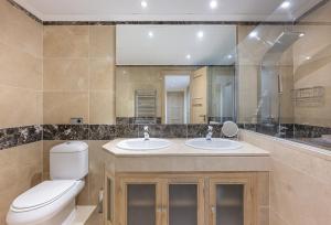 Vannituba majutusasutuses 2218-Duplex first line beach with sea view