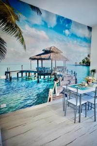 菲乌米奇诺Casa di Alisia的水边的码头上摆放着桌椅。