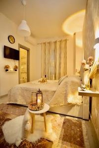 菲乌米奇诺Casa di Alisia的卧室里有一张床和一张带灯的桌子