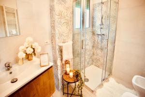 菲乌米奇诺Casa di Alisia的浴室配有淋浴和洗手池 更多13张照片