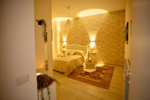 菲乌米奇诺Casa di Alisia的卧室配有一张床,墙上有两盏灯