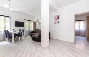TV a/nebo společenská místnost v ubytování Amazing Apartment In Novi Vinodolski + 16 fotografií