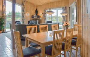 Un comedor con mesa y sillas de madera. en Four-Bedroom Holiday Home In Thisted, en Torsted 8 fotos más