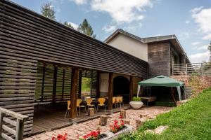 费德拉帕加内拉Casa Santel的一座带绿伞的露台的房子