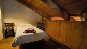 Un dormitorio con una cama con una toalla encima. en El Arcón2, en Simancas 29 fotos más