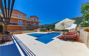 Bazén v ubytovaní Cozy Apartment In Kastel Stari alebo v jeho blízkosti