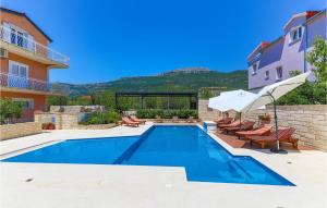 Bazén v ubytovaní Cozy Apartment In Kastel Stari alebo v jeho blízkosti + 19 fotografií