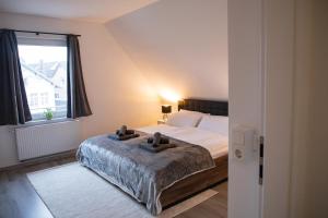 Giường trong phòng chung tại ME LIVING Ferienwohnung Loft Lemgo Brake