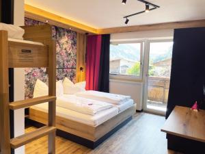 Posteľ alebo postele v izbe v ubytovaní first mountain Hotel Zillertal