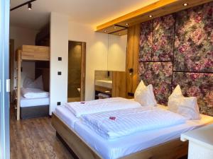 Posteľ alebo postele v izbe v ubytovaní first mountain Hotel Zillertal
