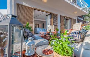 un patio con sofá y mesa con plantas en Villa Blue Dream, en Dramalj