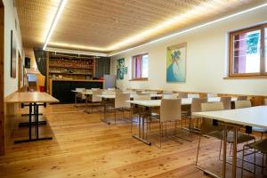 费德拉帕加内拉Casa Santel的餐厅内带桌椅的房间