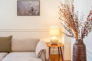 a living room with a couch and a table with a lamp at GuestReady - A perfect home in the heart of Lisbon in Lisbon