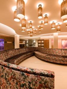 hol hotelu z żyrandolami w obiekcie Hotel Sonnschein w mieście Niederau