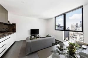 TV/trung tâm giải trí tại Cozy Apartment on Bourke St Steps from Chinatown